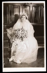 ジェイコビー博士の娘、1915-16年、ニューヨークのウェディングドレスに着席（シルバーゼラチンプリント）